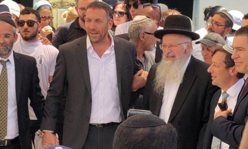 הרב אליהו רוקד עם כהנא בפתיחת אירועי ל"ג בעומר