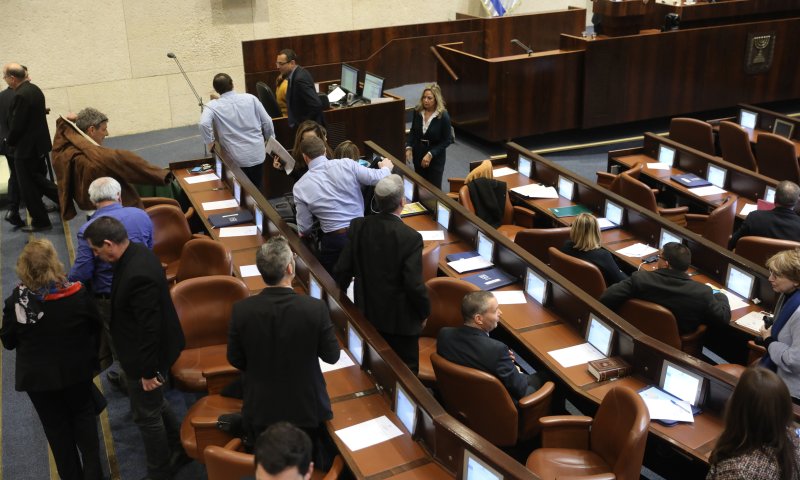 שקד: "בני גנץ ברח", פרץ: "אין גבול לפופוליזם"