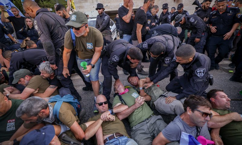 אני אמשיך להפגין ללא אלימות. ואתם?