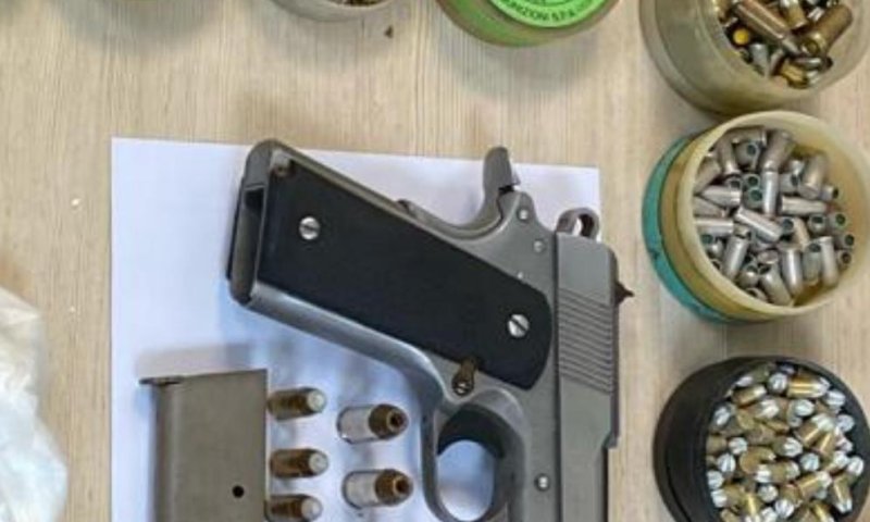 פשטו על דירת סמים במרכז ומצאו אקדח שנגנב בבארי