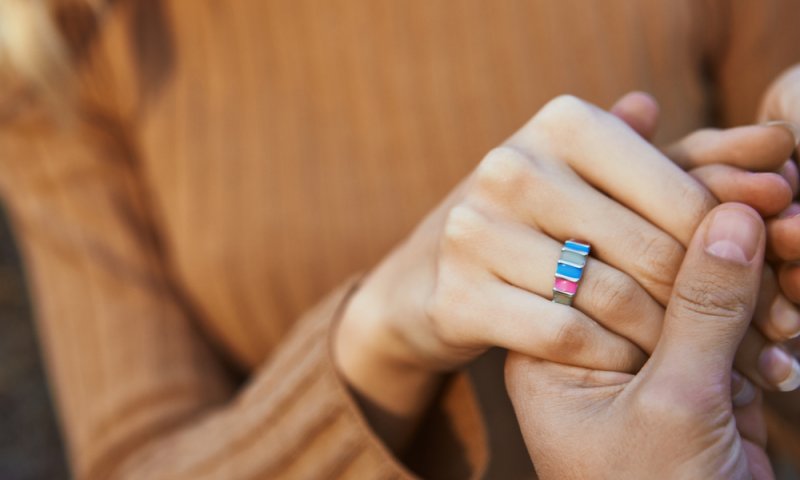 נער הציע נישואים בצחוק לנערה, האם היא אשת איש?