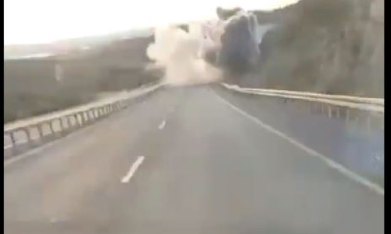 תיעוד מטורף: הרקטות התפוצצו מטרים מהמכונית הנוסעת