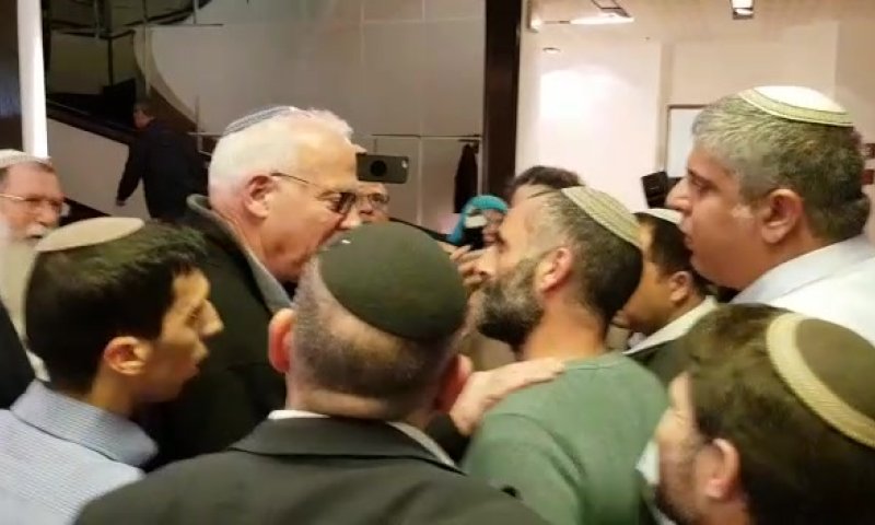 צפו: חברי האיחוד הלאומי נפרדים מאורי אריאל בשירה