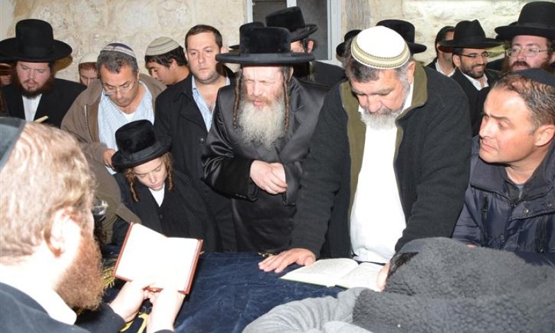 האדמו"ר מ'שומרי אמונים' אמר קדיש בקבר יוסף ופרץ בבכי