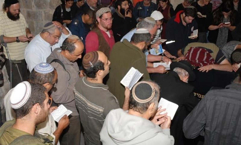 זעזוע בקבר יוסף: צלבי קרס רוססו בסמוך לציון
