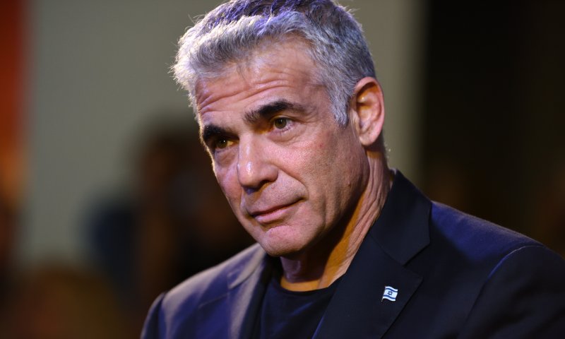 לפיד תוקף את נתניהו: "אדם אחד עוצר הכל"