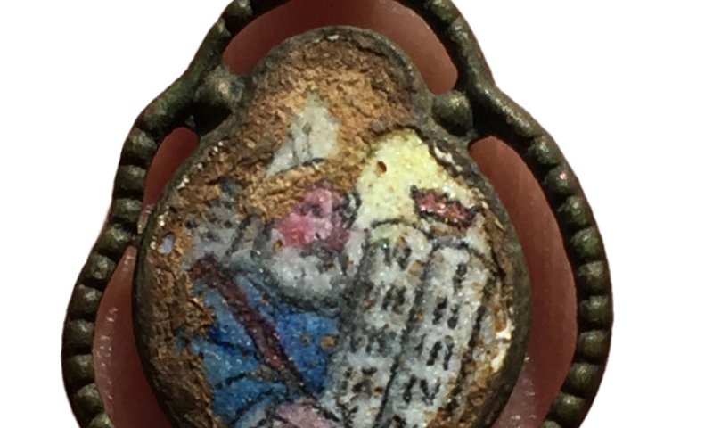 תליוני "שמע ישראל" נחשפו במחנה השמדה בפולין