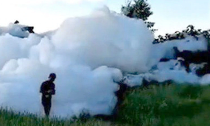 צפו: כפר בסין הוצף בקצף מסיבה הזויה במיוחד