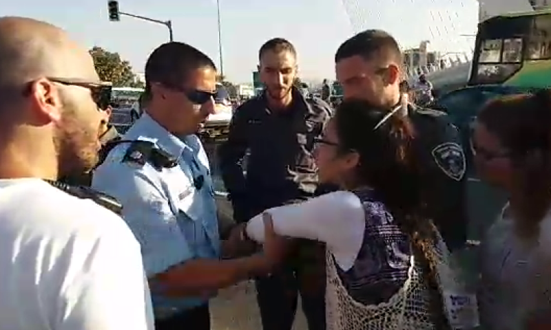 צפו: אלימות משטרתית כלפי קטינות בהפגנה בירושלים