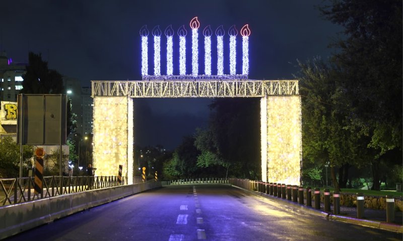 המוני בית ישראל גדשו את הבירה במהלך חג החנוכה
