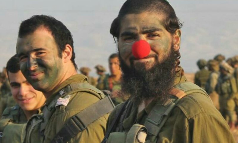 ליצן קטן בשליחות גדולה: ראיון עם מר אדון חציל