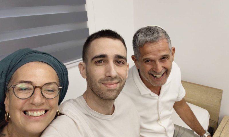 חוזרים הביתה: צפו בתמונות של שורדי השבי מתאחדים עם משפחותיהם