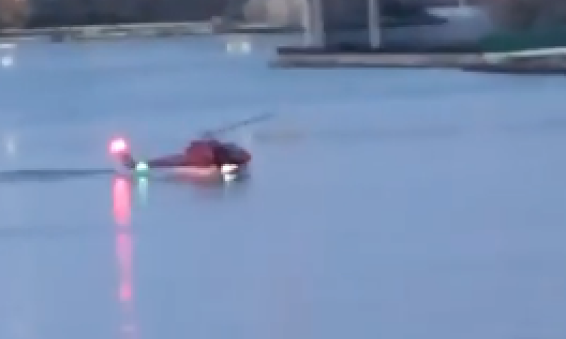 מסוק תיירים התרסק לתוך המים; 5 נהרגו. צפו בתיעוד