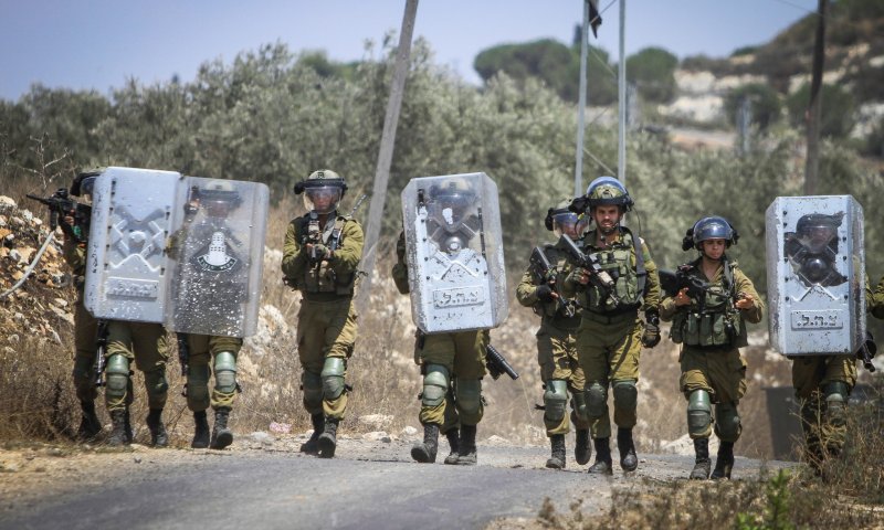 לוחמי צה"ל ירו במחבל שיידה עליהם אבנים