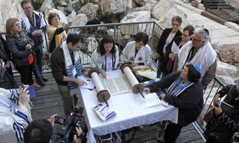 לראשונה: תפילה מעורבת התקיימה הבוקר בכותל