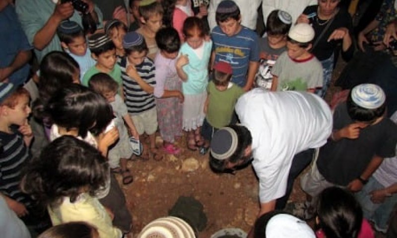 אבן מהיישוב חומש הפכה לאבן פינה לבית כנסת חדש