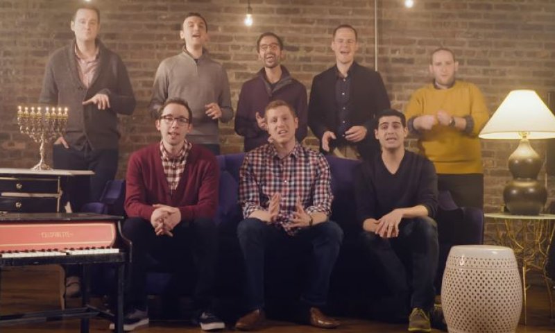 צפו: 'המכביטס' משחררת את 'גיור החנוכה' השנתי