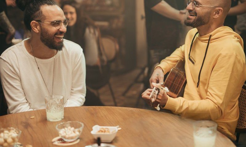 סוגרים מעגל: אברהם טל ובניה ברבי בדואט חדש. צפו