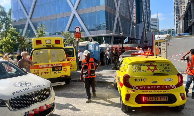 חפץ כבד נפל על עובד בנייה בת"א; מותו נקבע במקום