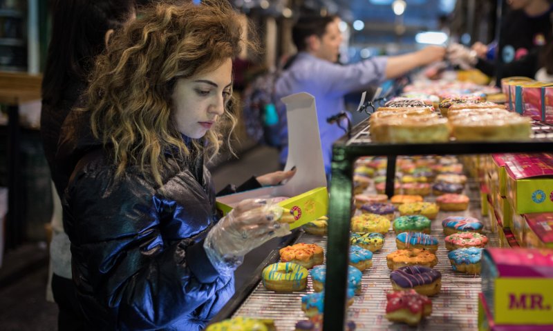 צפו: כך חוגגים בשוק מחנה יהודה את חג חנוכה