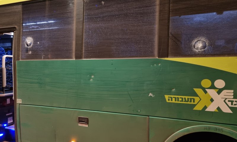 פיגוע ירי לעבר אוטובוס: זוהו לפחות 8 פגיעות ירי