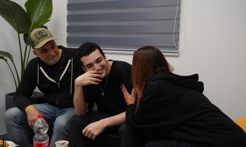 אחרי 584 ימים: המפגש המרגש של עידן אלכסנדר ומשפחתו
