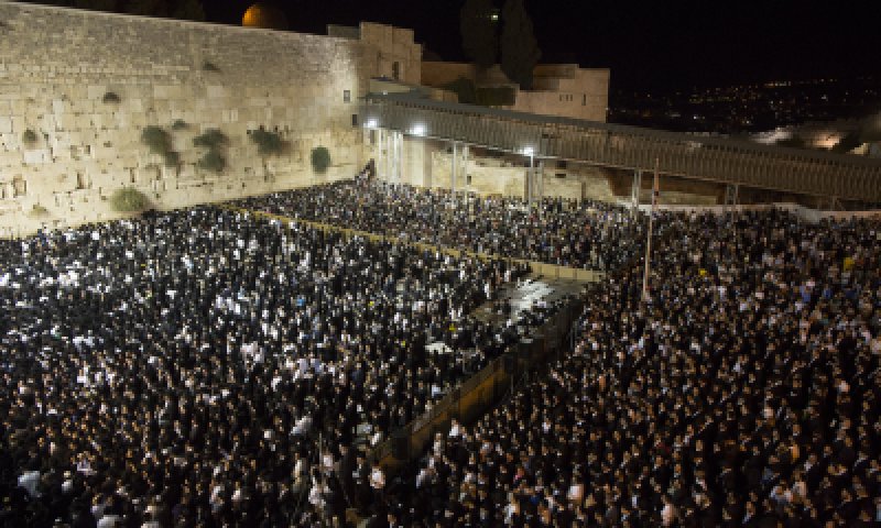 רבבות בתפילה בכותל המערבי לרפואת הרב עובדיה יוסף