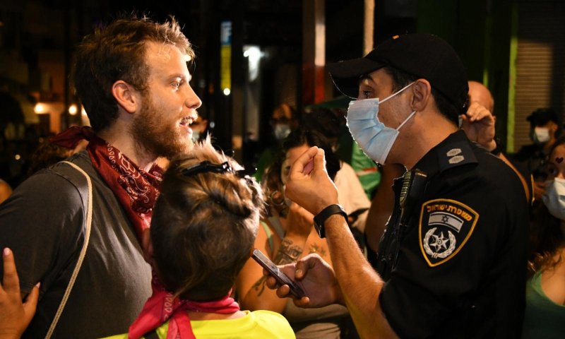 ההפגנות בת"א: 3 עצורים, מפגינה הכתה שוטר בפניו