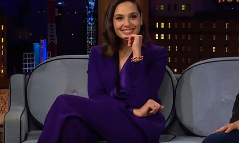 גל גדות מספרת בדיחה בעברית בטלוויזיה האמריקאית | צפו