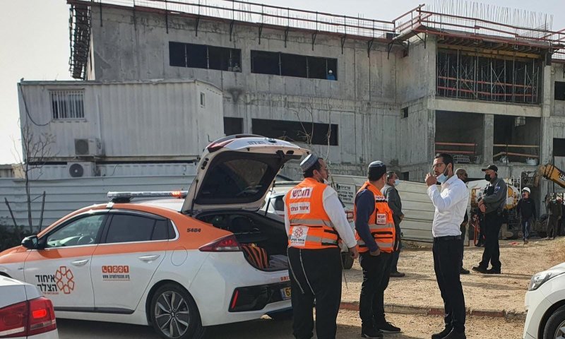 גבר נמצא ללא רוח חיים באתר בניה בשדרות