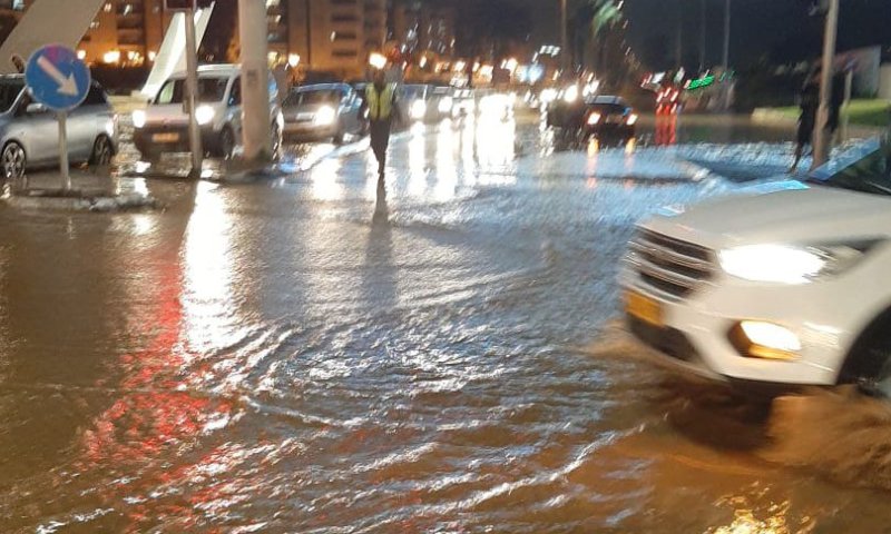 הגשמים הציפו את העיר: נהריה עלתה על גדותיה.צפו
