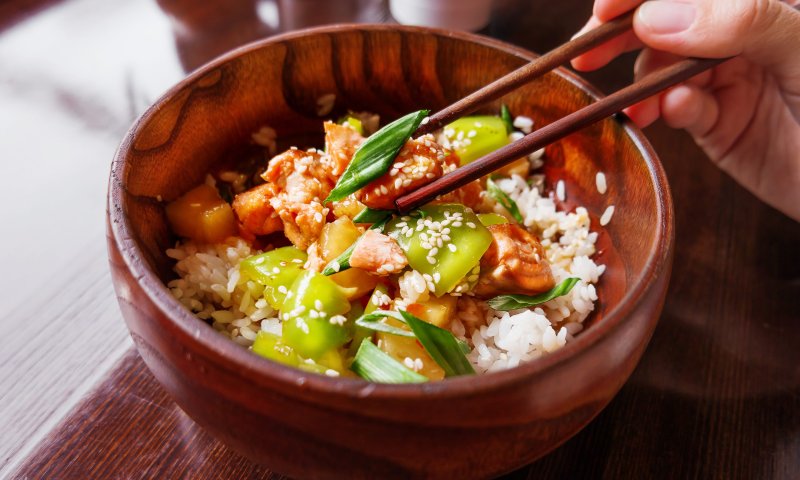 זמן להתפנק: מתכון לאורז מוקפץ עם סלמון