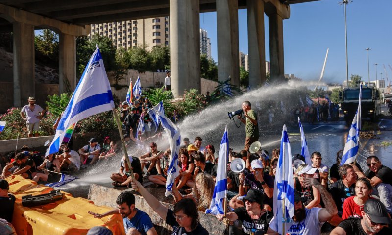 בהנחיית המפכ"ל: המשטרה מתחילה לפנות את כביש בגין