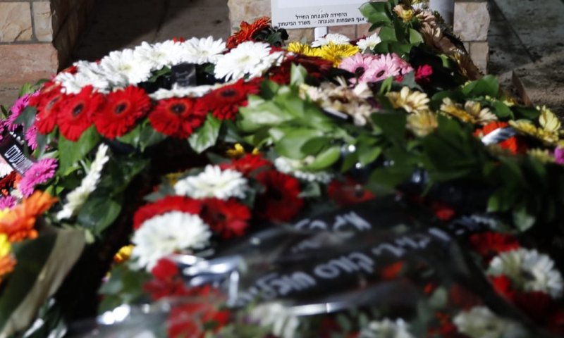 מזעזע: השחית קבר של חלל צה"ל ושרף דגל ישראל. צפו