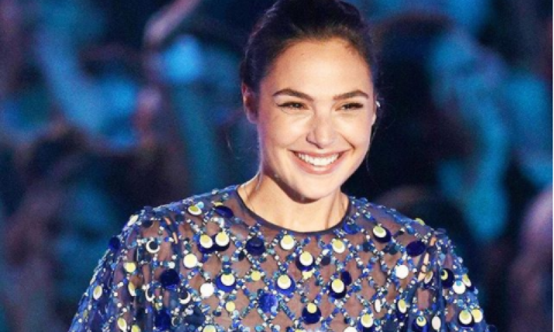 כבוד: הלוק הצנוע של גל גדות כבש את טקס ה-VMA