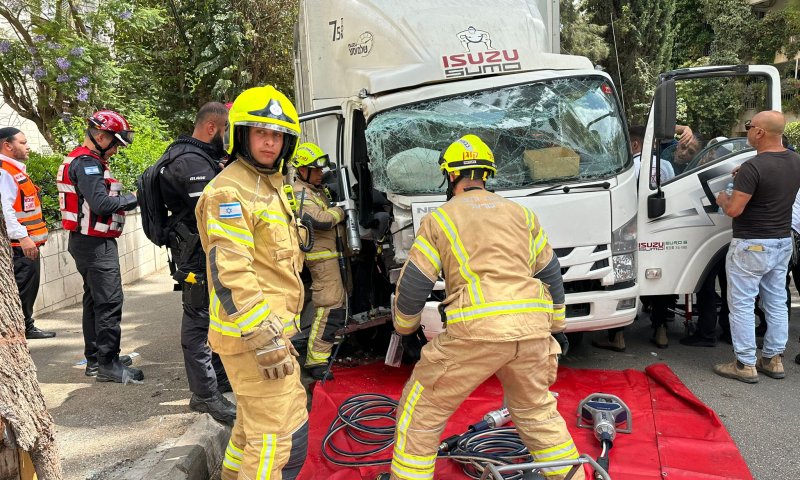 משאית התנגשה בעץ בירושלים, הנהג נלכד ונפצע