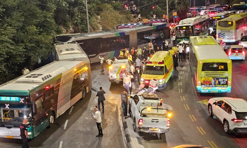 תאונת אוטובוסים בירושלים: כ-20 פצועים במצב קל