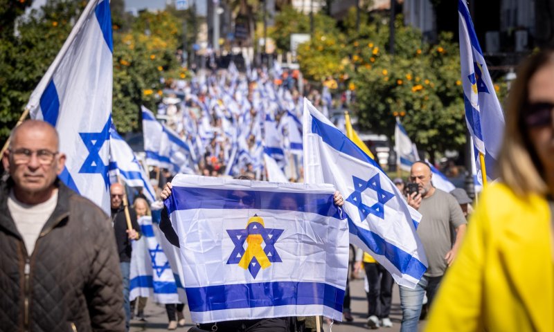 עם מאות דגלי ישראל: כך נראה מסע ההלוויה של עודד ליפשיץ