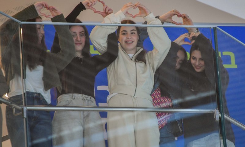 "הפעיל עליהן מניפולציות רגשיות": עדויות התצפיתניות מהשבי