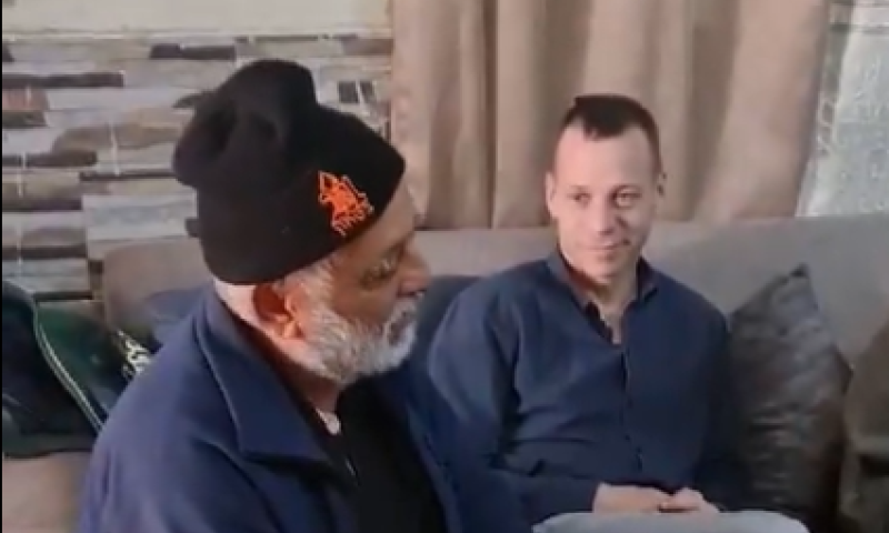 עמית סגל ניחם את משפחת החייל הבדואי. צפו