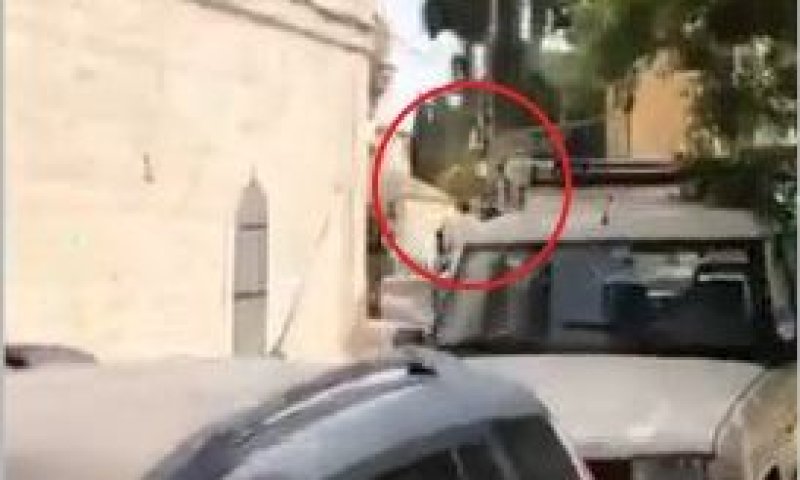 תיעוד: &rlm;חייל חולץ מתקיפת חרדים קיצוניים בירושלים