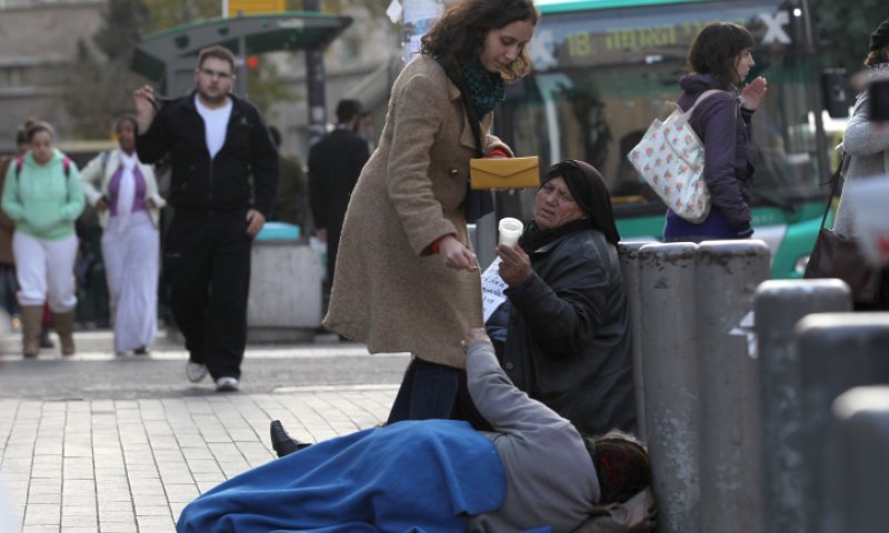 האם עדיף להתמודד לבד או להסתייע באחרים?