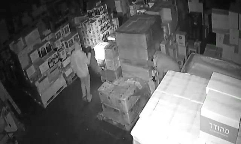 2 בדואים גונבים אלכוהול בשווי 400,000 ש"ח. צפו