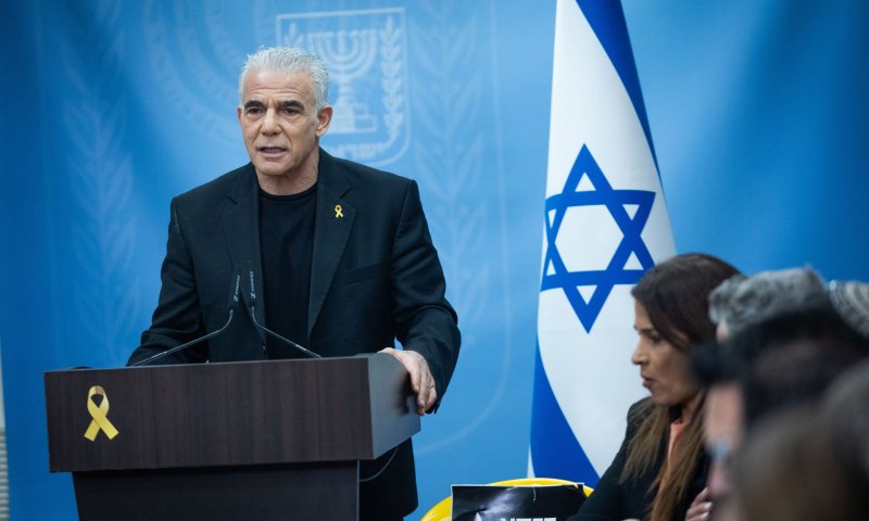 לפיד הודיע: "העברנו למשפחות החטופים את ההזמנות לטקס המשואות"