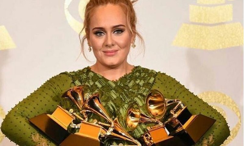 צפו: אדל כובשת את טקס הגראמי בשיק צנוע