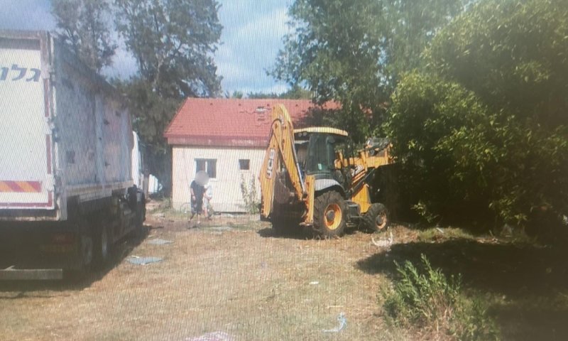 רב עם השכנה והרס לה את החצר עם מחפרון