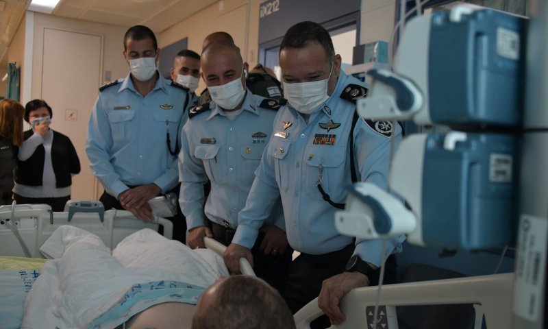 המפכ"ל ביקר את הלוחם שנפצע בקלנדיה