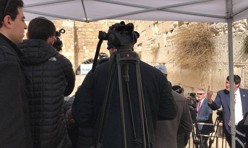 העיתונאיות זועמות: "שמו אותנו מאחורי המחיצה"