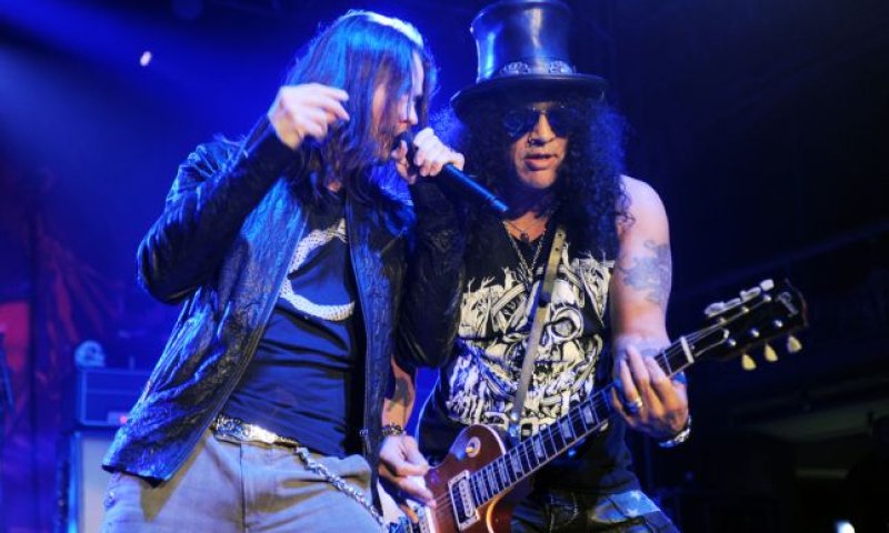 פצועה במצב בינוני מההופעה של גאנז אנד רוזס