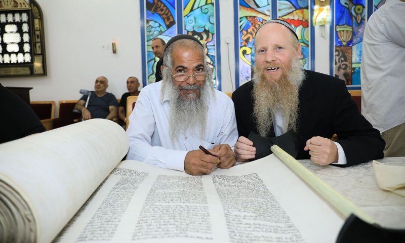 לוד: ספרי תורה הוכנסו לזכר רנה שנרב ודני גונן